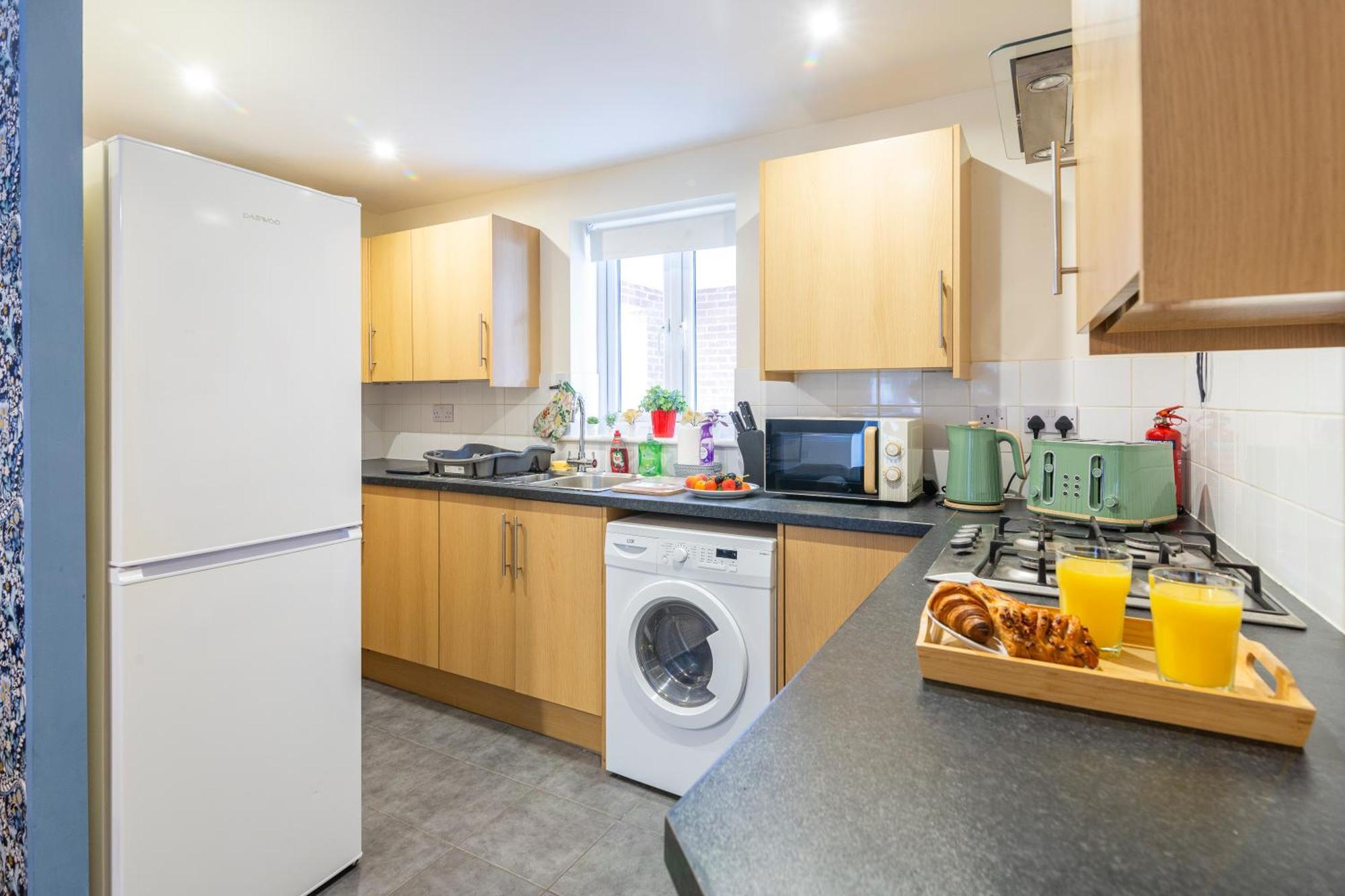 The Vogue Stay, 3 Bedrooms, 2 Bathrooms, Ideal For Jr & Oxford Hospitals, Free Carpark, Conveniently Located For Ring Road Access, 2 Miles From Oxford City Centre Easy Car & Bus Route Exterior photo